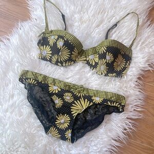 Victoria’s Secret Very Sexy bra and panty set